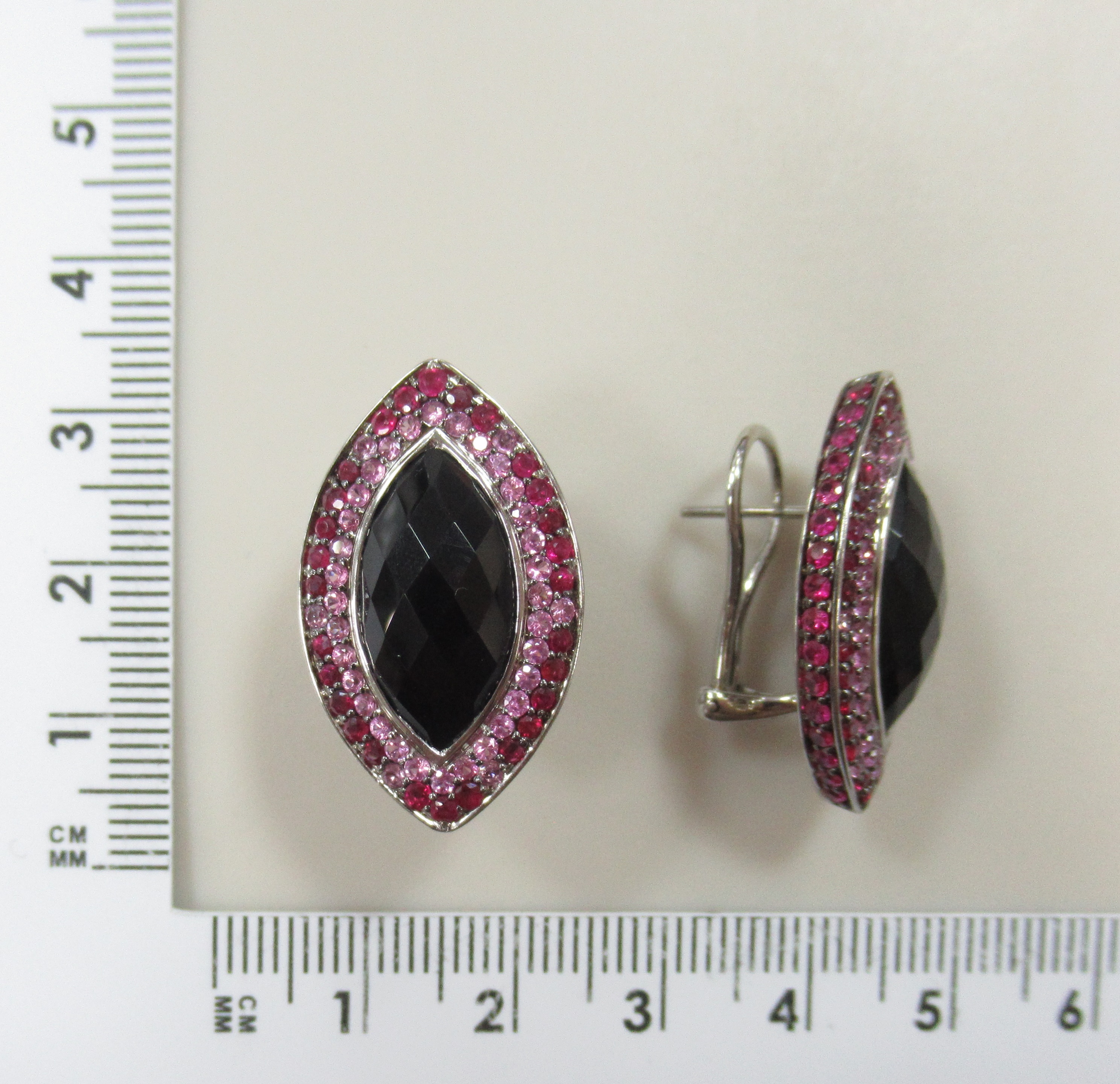 Серьги из белого золота с ониксами
